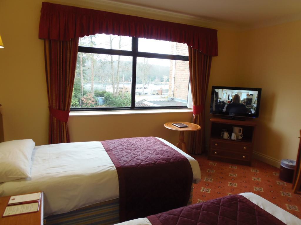 Lakeside Continental Hotel แคมเบอร์ลีย์ ภายนอก รูปภาพ