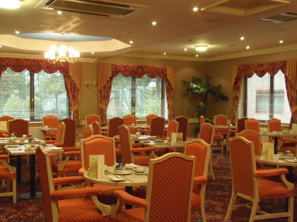 Lakeside Continental Hotel แคมเบอร์ลีย์ ภายนอก รูปภาพ