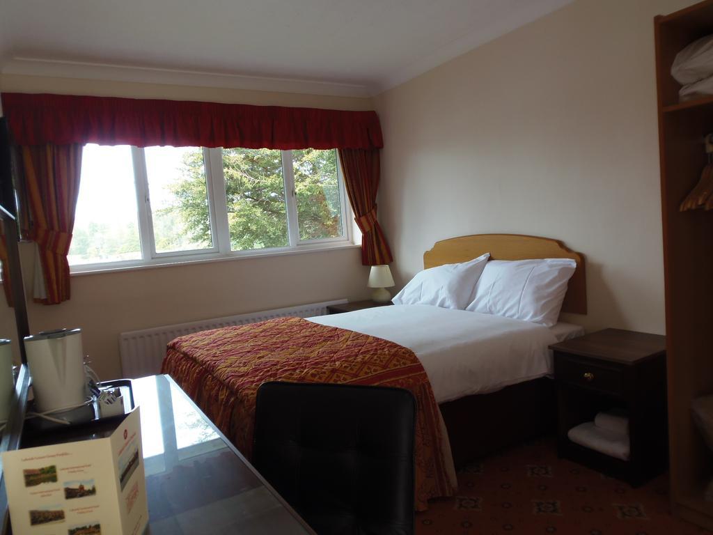 Lakeside Continental Hotel แคมเบอร์ลีย์ ภายนอก รูปภาพ