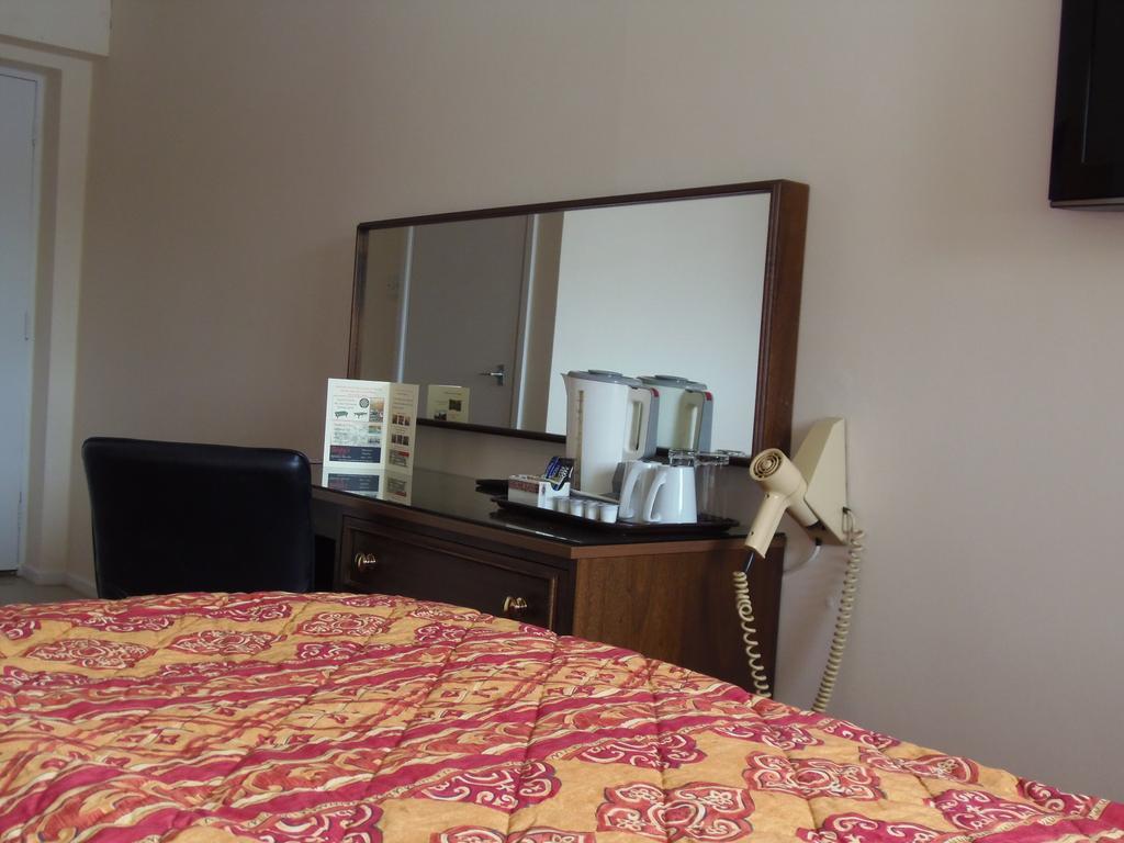 Lakeside Continental Hotel แคมเบอร์ลีย์ ภายนอก รูปภาพ