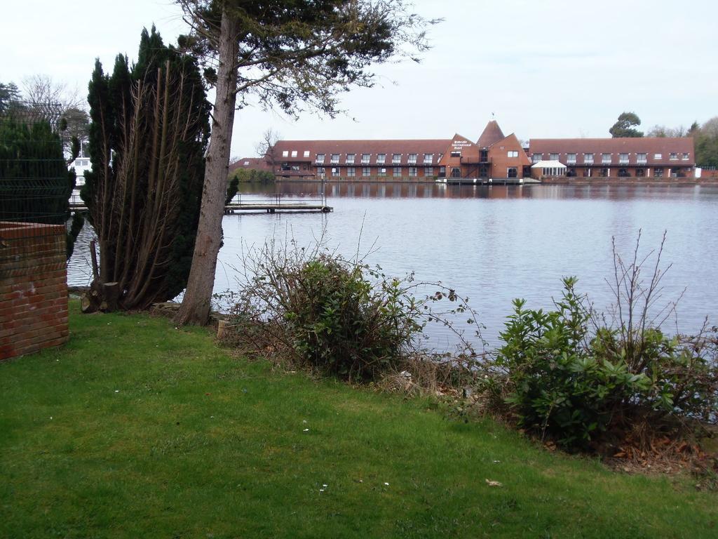 Lakeside Continental Hotel แคมเบอร์ลีย์ ภายนอก รูปภาพ