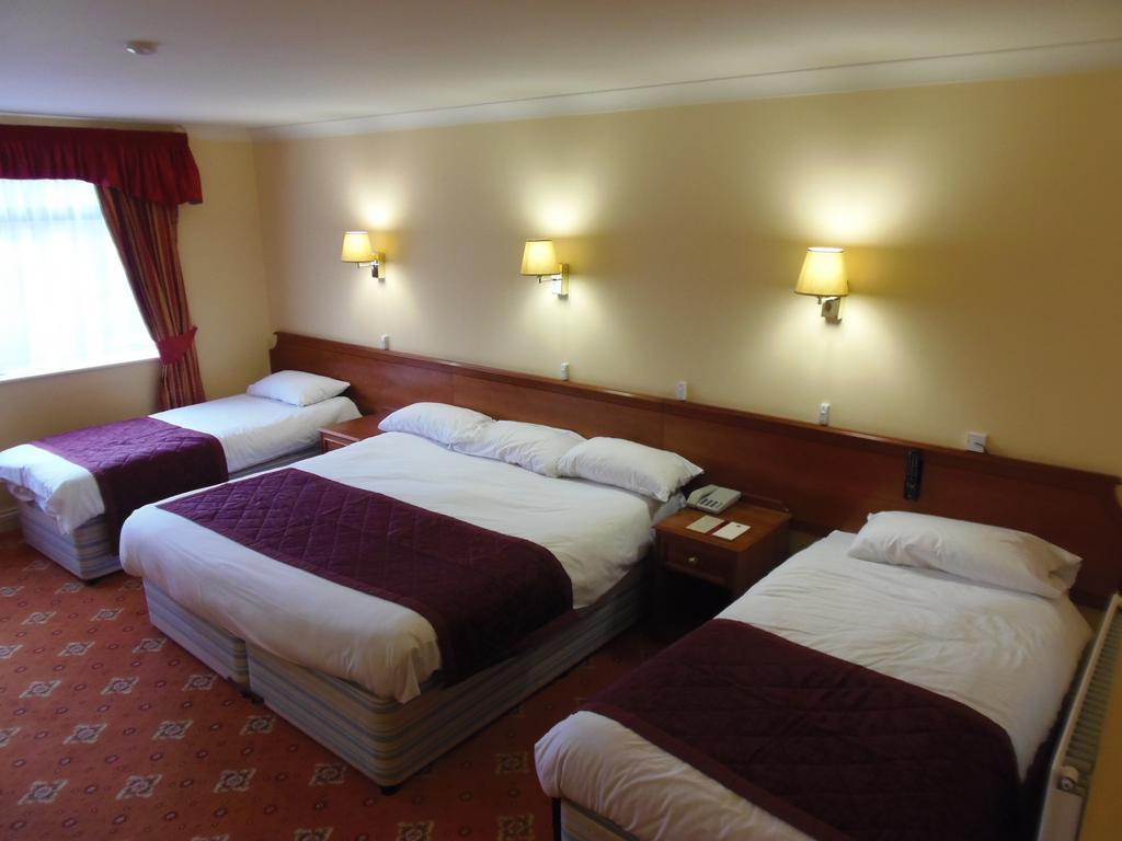 Lakeside Continental Hotel แคมเบอร์ลีย์ ภายนอก รูปภาพ