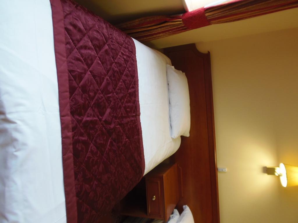 Lakeside Continental Hotel แคมเบอร์ลีย์ ภายนอก รูปภาพ