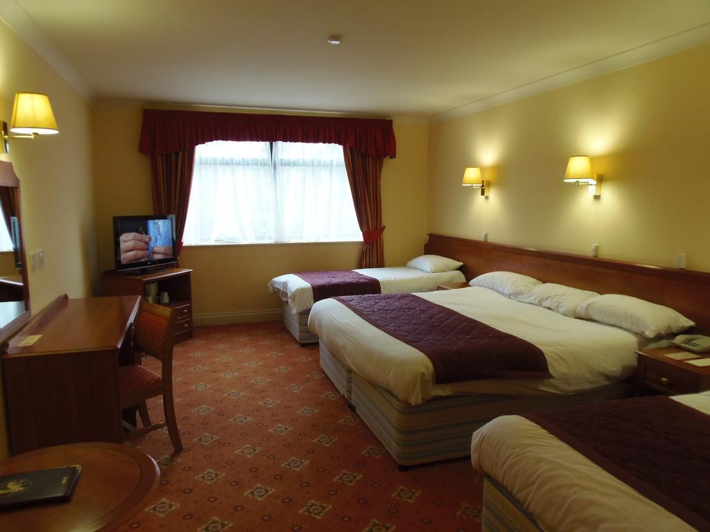 Lakeside Continental Hotel แคมเบอร์ลีย์ ภายนอก รูปภาพ